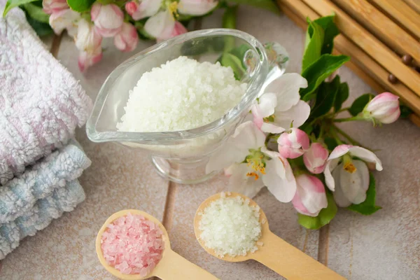 Sale Bagno Bianco Con Sakura Sale Rosa Bianco Cucchiaio Legno — Foto Stock