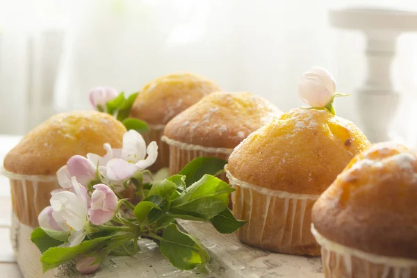 Magdalenas Doradas Con Azúcar Polvo Flores Primavera Sabroso Postre Con — Foto de Stock