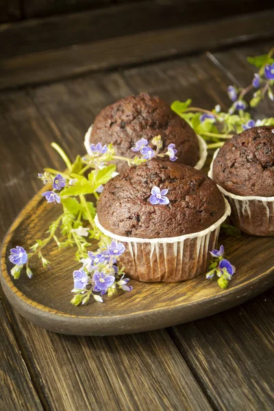 Csokoládé Muffin Sütemények Rusztikus Asztalon Díszített Kék Virágok Függőleges Kép — Stock Fotó