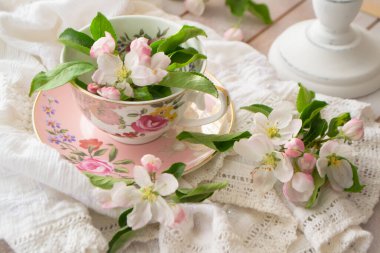 El yapımı dantel ve beyaz çiçekli pembe retro kupa. Makrama yakın çekim. Düğün ya da tatil geçmişi.