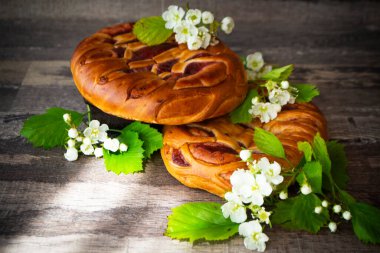 Beyaz bahar çiçekleriyle süslenmiş çilekli turta.