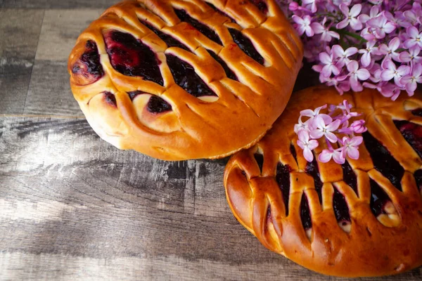 Schwarzer Johannisbeerhefekuchen Mit Frischem Flieder Traditionelles Russisches Brötchen — Stockfoto