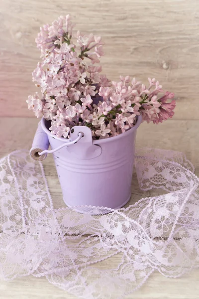 Bouquet Lilas Fleuri Dans Seau Violet Sur Fond Bois Clair — Photo