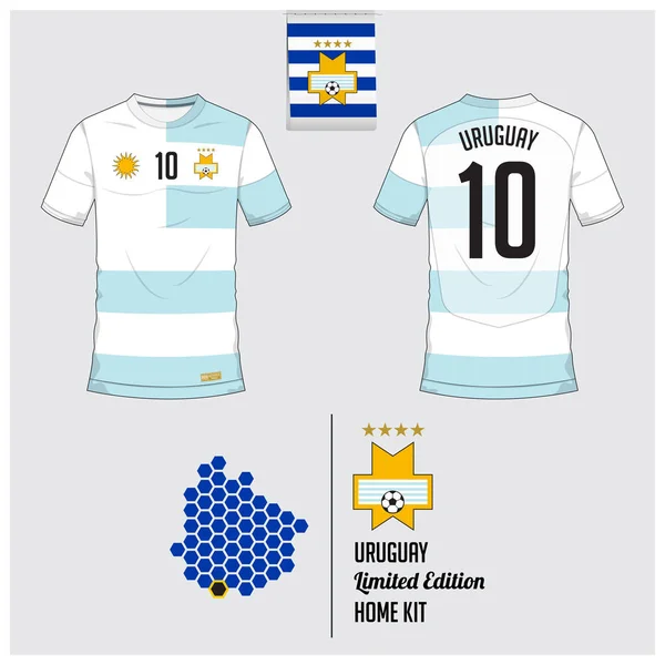 Camiseta de fútbol o kit de fútbol, plantilla para la Selección Nacional de Fútbol de Uruguay. Uniforme de fútbol con vista frontal y trasera. Logo plano de fútbol en la etiqueta de la bandera de Uruguay y mapa en patrón hexágono. Vector — Archivo Imágenes Vectoriales