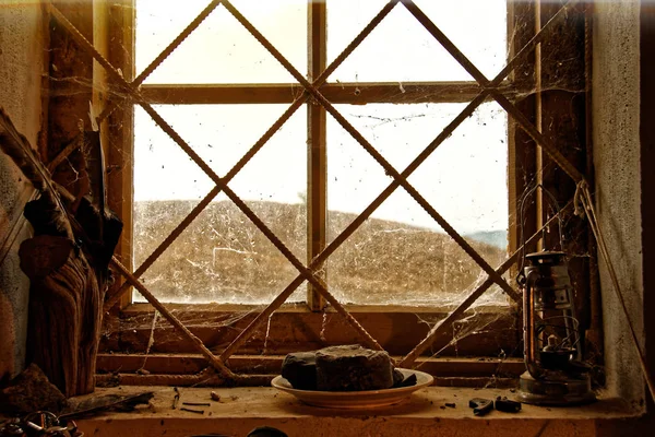 Vista a través de ventana vieja — Foto de Stock