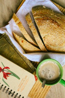 Ekmek kesme ve kahve