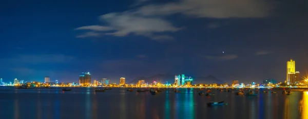 Панорамный вид на город ночью — стоковое фото