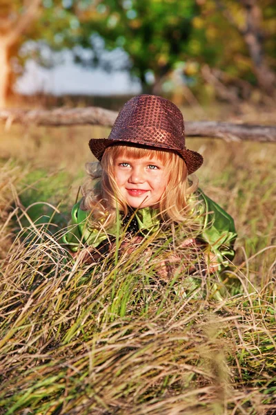 Schönes Kind. Kleines Mädchen im Kleid. Sommertag, draußen — Stockfoto
