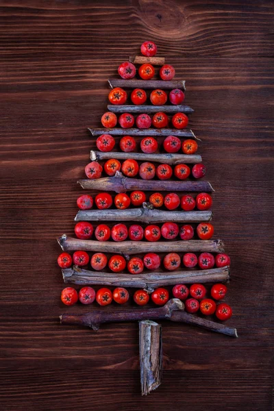 Árbol Navidad Hecho Ramas Madera Bayas Serbal Concepto Celebración Año —  Fotos de Stock