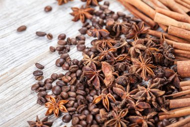 Yıldız anason, tarçın ve kavrulmuş kahve çekirdeği. Ahşap arka planda Aromatik baharatlar. Üst Manzara. Kapatın. Pişirme ve pişirme için baharat bileşenleri