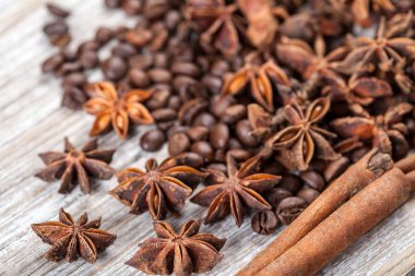 Yıldız anason, tarçın ve kavrulmuş kahve çekirdeği. Ahşap arka planda Aromatik baharatlar. Üst Manzara. Kapatın. Pişirme ve pişirme için baharat bileşenleri