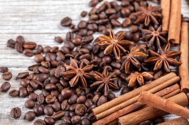 Yıldız anason, tarçın ve kavrulmuş kahve çekirdeği. Ahşap arka planda Aromatik baharatlar. Üst Manzara. Kapatın. Pişirme ve pişirme için baharat bileşenleri