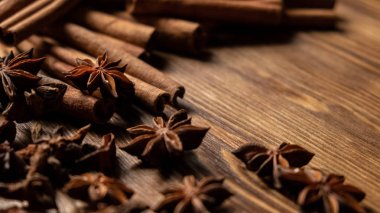 Yıldız anason, tarçın ve kavrulmuş kahve çekirdeği. Ahşap arka planda Aromatik baharatlar. Üst Manzara. Kapatın. Pişirme ve pişirme için baharat bileşenleri