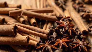 Yıldız anason, tarçın ve kavrulmuş kahve çekirdeği. Ahşap arka planda Aromatik baharatlar. Üst Manzara. Kapatın. Pişirme ve pişirme için baharat bileşenleri
