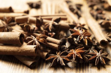 Yıldız anason, tarçın ve kavrulmuş kahve çekirdeği. Ahşap arka planda Aromatik baharatlar. Üst Manzara. Kapatın. Pişirme ve pişirme için baharat bileşenleri