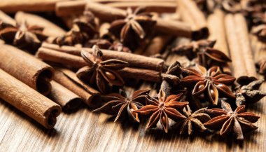 Yıldız anason, tarçın ve kavrulmuş kahve çekirdeği. Ahşap arka planda Aromatik baharatlar. Üst Manzara. Kapatın. Pişirme ve pişirme için baharat bileşenleri