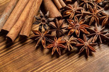 Yıldız anason, tarçın ve kavrulmuş kahve çekirdeği. Ahşap arka planda Aromatik baharatlar. Üst Manzara. Kapatın. Pişirme ve pişirme için baharat bileşenleri