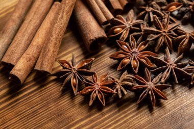Yıldız anason, tarçın ve kavrulmuş kahve çekirdeği. Ahşap arka planda Aromatik baharatlar. Üst Manzara. Kapatın. Pişirme ve pişirme için baharat bileşenleri