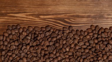 Kahve çekirdekleri ahşap masada. Seçici odak