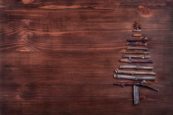 在木制背景上的圣诞树形状 祝您新年快乐 并有圣诞贺卡 寒假的概念 顶部视图 复制空间 — 图库照片