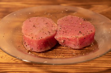 Tabakta biftek için taze çiğ ton balığı filetosu. Lezzetli balık yemeği. Yemek pişirmek için gerekli malzemeler