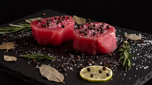 Filete Fresco Atún Crudo Para Filete Tabla Cortar Con Sal —  Fotos de Stock