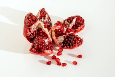 Beyaz arka planda taze sulu nar. Lezzetli meyve, bütün ve kırılmış.