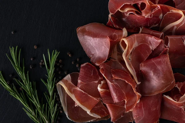 Prosciutto Crudo Jamon Com Alecrim Placa Preta Sobre Fundo Madeira — Fotografia de Stock