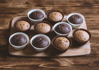 Çikolatalı keklerin üzerine pudra şekeri serpiştirilmiş. Pasta süsleme keki. Pastanın üzerine şeker serpilmiş. Lezzetli yemekler. Siyah ve beyaz, ışık ve gölge.