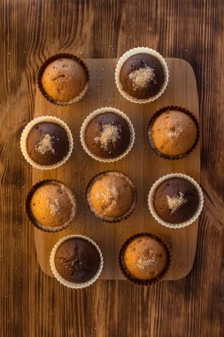 Çikolatalı keklerin üzerine pudra şekeri serpiştirilmiş. Pasta süsleme keki. Pastanın üzerine şeker serpilmiş. Lezzetli yemekler. Siyah ve beyaz, ışık ve gölge.