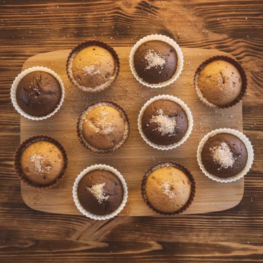 Çikolatalı keklerin üzerine pudra şekeri serpiştirilmiş. Pasta süsleme keki. Pastanın üzerine şeker serpilmiş. Lezzetli yemekler. Siyah ve beyaz, ışık ve gölge.