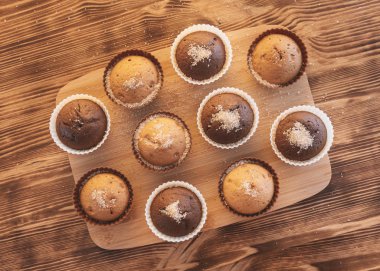 Çikolatalı keklerin üzerine pudra şekeri serpiştirilmiş. Pasta süsleme keki. Pastanın üzerine şeker serpilmiş. Lezzetli yemekler. Siyah ve beyaz, ışık ve gölge.