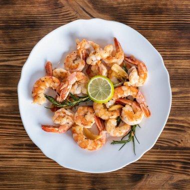 Kızarmış ya da kızarmış kaplan büyük karidesli baharat, limon, biberiye ve limonlu. Izgara deniz ürünleri. Sağlıklı yiyecekler. Karidesler geleneksel Scampi yemeği. Aperatif Langoustines.