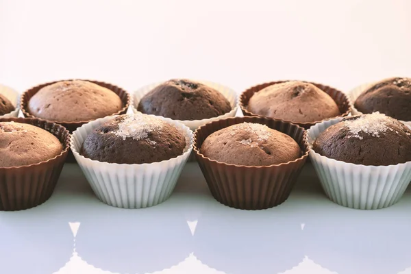 Chocolade Muffins Bestrooien Met Poedersuiker Baker Versiert Cupcake Ijssuiker Besprenkeld — Stockfoto