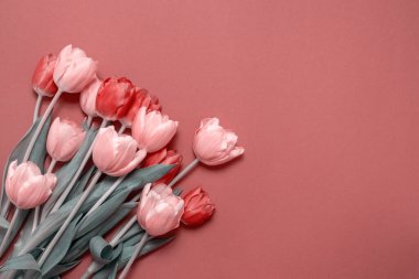 Renkli bahar laleleri çiçekli tebrik kartı. Tatil buketi. Anneler günü, doğum günü ya da sevgililer günü kutlaması kavramı. Üst Görünüm, Düz Yat