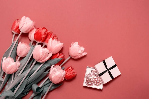カラフルな春のチューリップの花とグリーティングカード 休日の花束 母の日 誕生日 バレンタインデーのお祝いの概念 トップ表示 フラットレイアウト — ストック写真