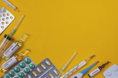 Aşı ve ilaç enfeksiyonu kavramı: termometre, enjeksiyon aşısı, tabletler, haplar. Çin Coronavirüs salgını konsepti. Pahalı sağlık hizmeti. Tıbbi arkaplan, düz yatış, kopyalama alanı 