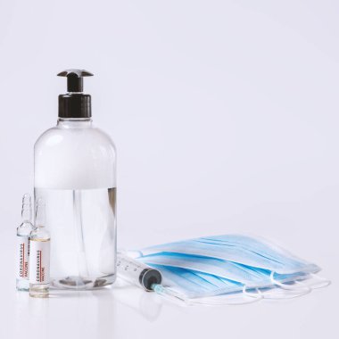 Koruyucu tıbbi mavi maske ve hijyen için el dezenfektanı jeli. Coronavirus 2019-nCoV önleme. Salgın hastalık konsepti, kopyalama alanı, hiç kimse