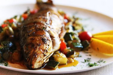 Sebzeli kızarmış balık