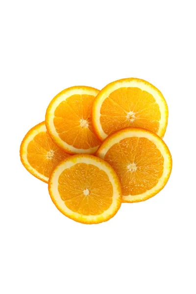 Naranja jugosa cortada en trozos y puesta sobre una superficie blanca . —  Fotos de Stock