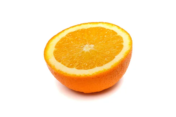 Eine halbe reife Orange auf isoliertem Hintergrund — Stockfoto