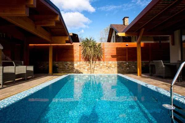 Piscina con palmera — Foto de Stock