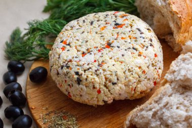 Peynir el yapımı arka plan zeytin ve otlar