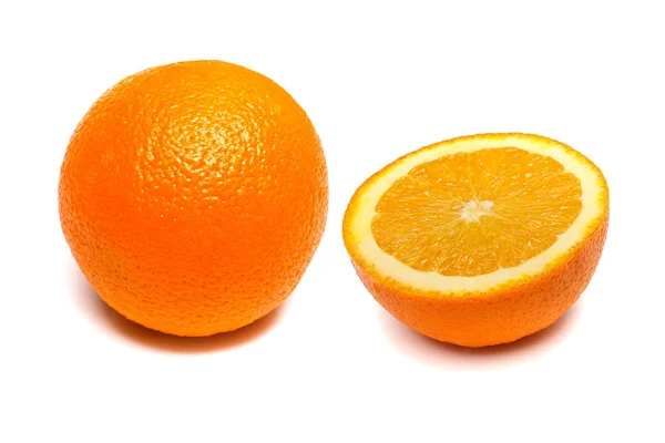 Celé pomeranče a půl pomeranče na bílém pozadí — Stock fotografie