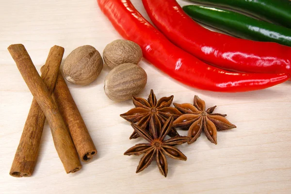 Papryka chili, cynamon, anyż i gałka muszkatołowa — Zdjęcie stockowe