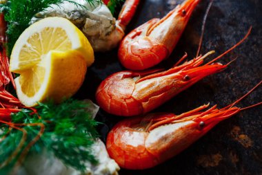 Lezzetli karides ve yengeç et otlar ve limon ile yakın çekim