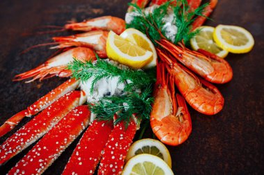 Yengeç eti bir arka plan üzerinde limonlu karides