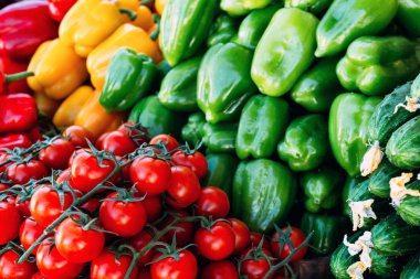 Kiraz domates ve biber güzel bir çiftçinin Pazar üzerinde yer alan