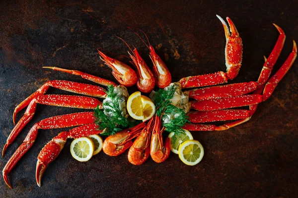 Pençeleri yengeç ve karides ile limon ve dereotu Üstten Görünüm