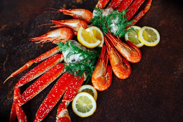 Yengeç eti bir arka plan üzerinde limonlu karides